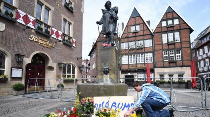 граждани полагат цветя на мястото на нападението в Мюнстер в памет на жертвите