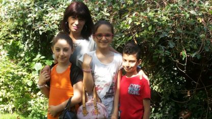Александра Попова с деца на бежанци в двора на Сдружението