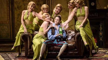 Кейт Линдси в ролята на Лазули (в средата) и хор на Кралската опера Ковънт Гардън в сцена от операта.
