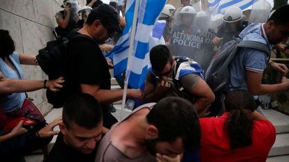 Полицията използва звукови гранати и сълзотворен газ, за да попречи на демонстрантите да влязат в парламента в Атина.