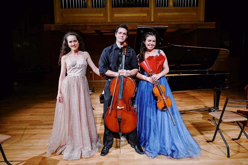 Мартина Табакова (пиано), Атанас Кръстев (виолончело) и Кремена Оксенкруг (цигулка) 