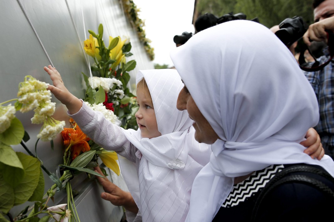  Памет за жертвите в Сребреница, фотография: ЕПА/БГНЕС 