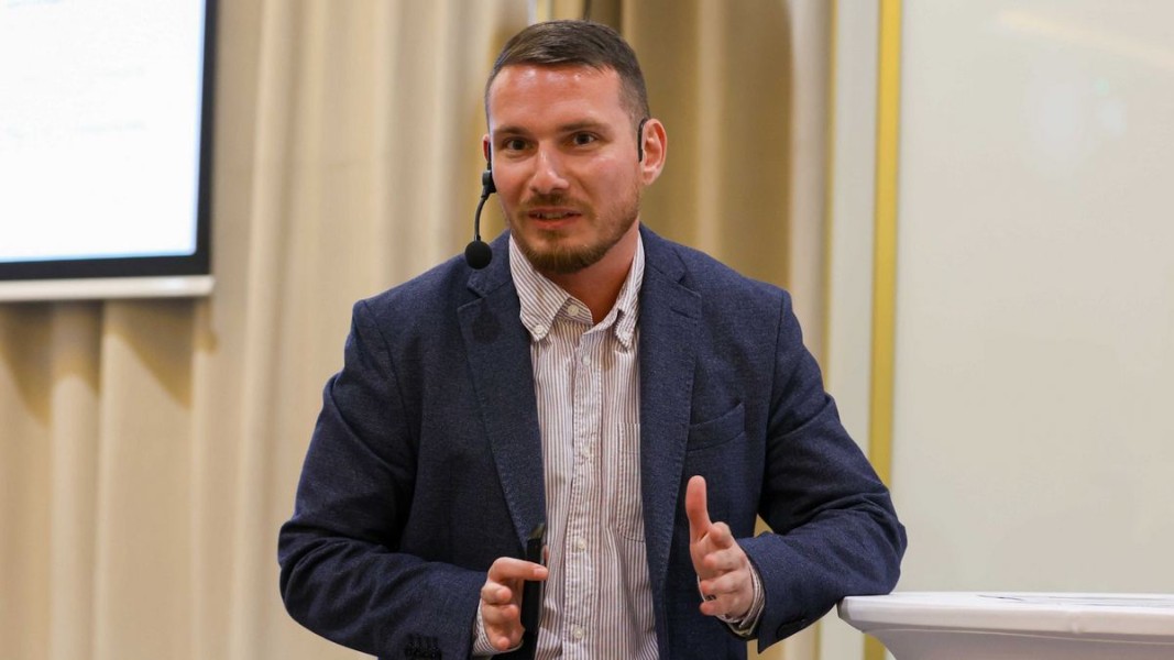  Адриан Николов 