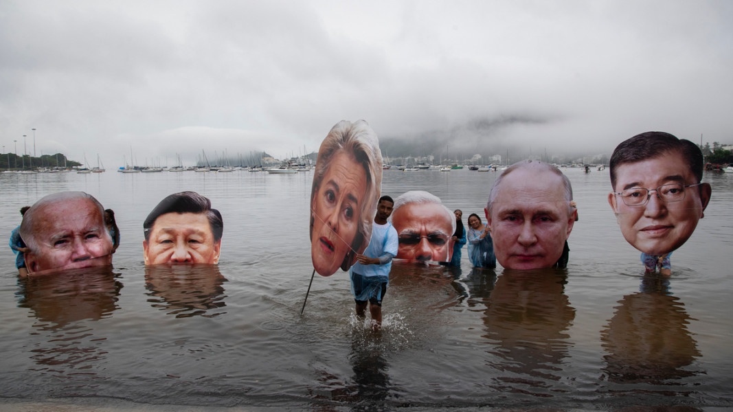  Бразилски деятели с лица на международни водачи проведоха проява за да привлекат вниманието върху климатичните промени. Рио де Жанейро, 16 ноември 2024 година Снимка: АП/БТА 