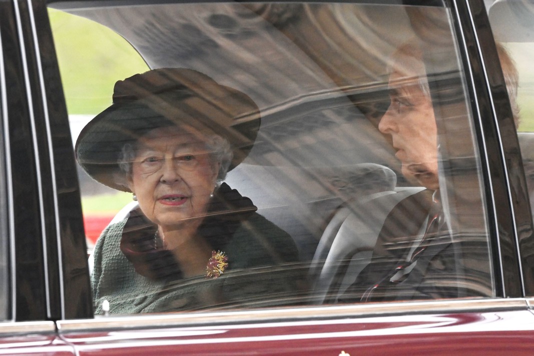  Кралица Елизабет II с принц Андрю 