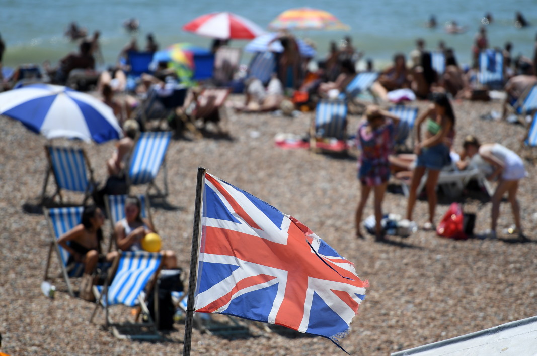 Британцы на пляже во флаге. Британия запретила