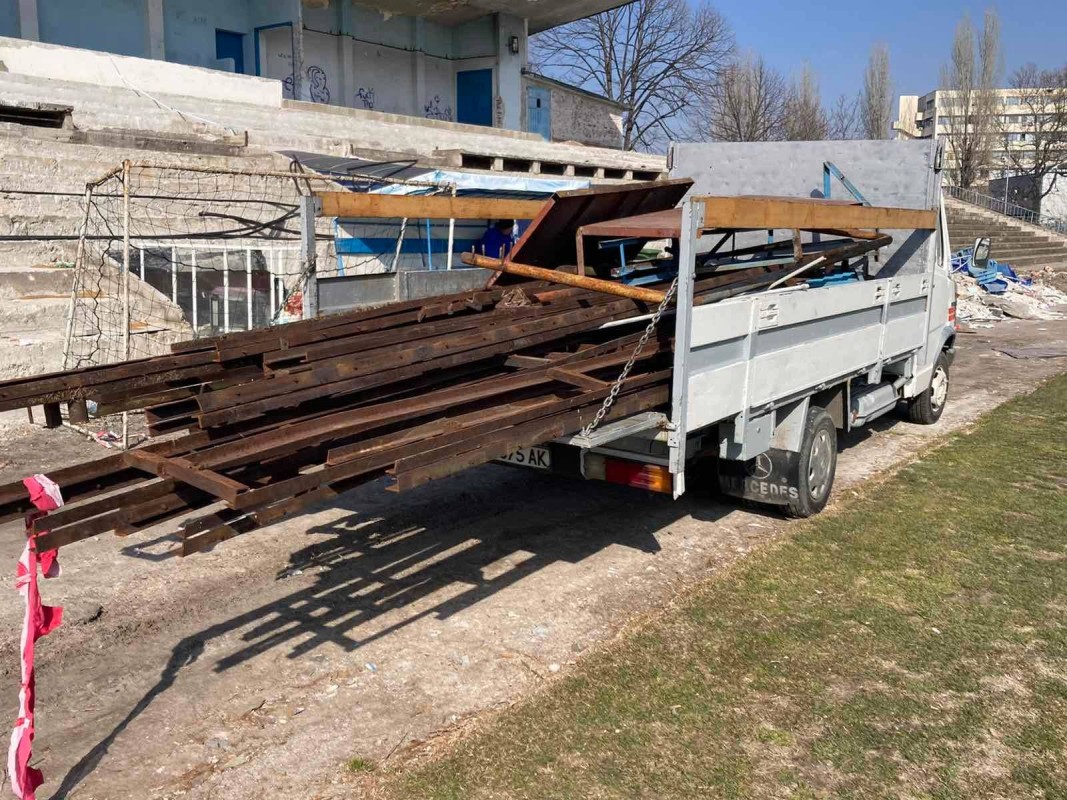 Мъже влязоха с камион на стадион в Пловдив, за да го оберат (видео)