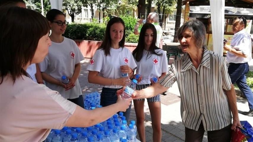 Раздават безплатно вода във Враца заради жегите - Новини
