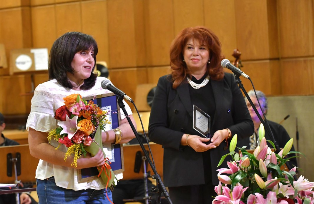 Лили Големинова получава Годишната награда за радиожурналистика от вицепрезидента Илияна Йотова.