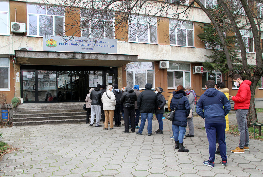 Опашка за ваксиниране срещу Covid-19 в Пловдив  Снимка: БГНЕС