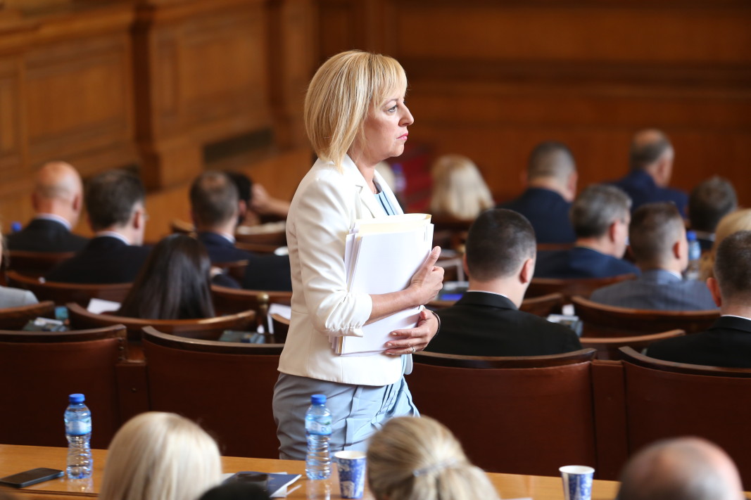 Мая Манолова в пленарната зала на Народното събрание