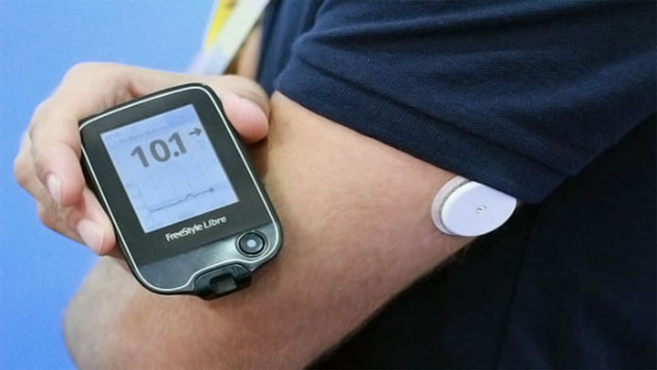 Към сензорите има и отчитащи устройства, при някои модели кръвната захар може да се следи през смартфон
