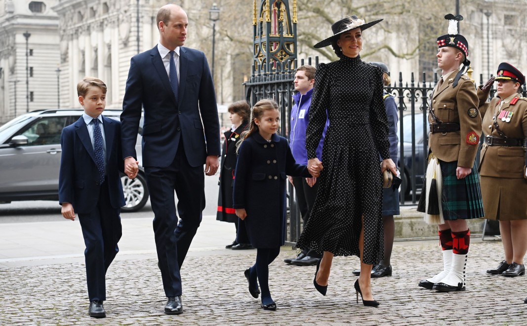  Принц Уилям със брачната половинка си и децата им принц Джордж и принцеса Шарлот 