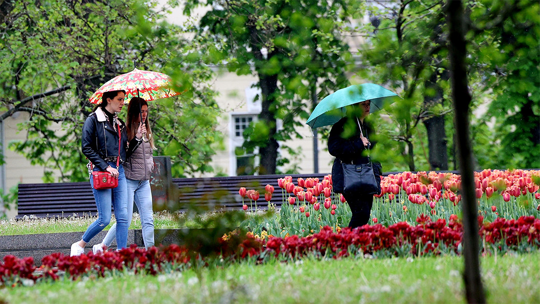 Весенний дождик назаровой. Женщины Болгарии на улицах городов фото. Погода на майские в Риме. 3 Балла дождя. Bulgaria in Focus.