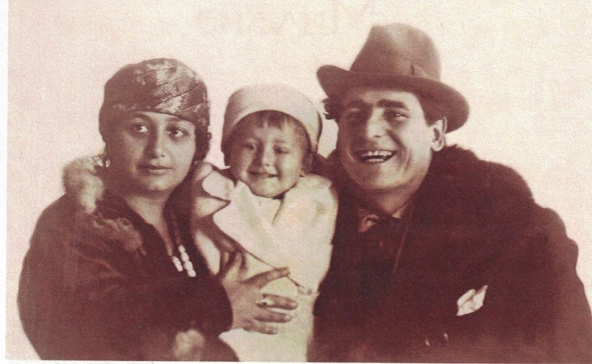 Петър Райчев със съпругата си и сина си 