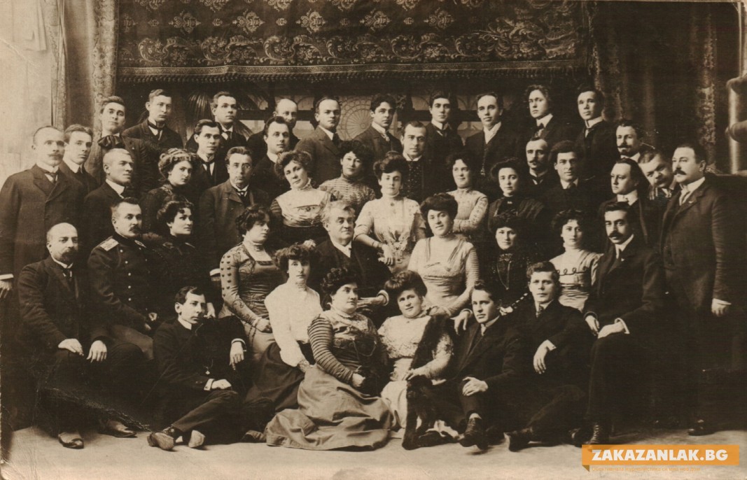 Тодора Бакърджиева с театралната си трупа