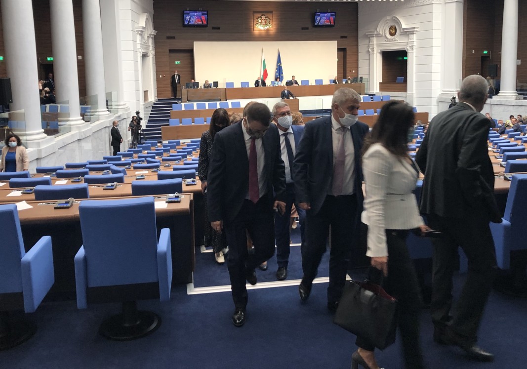 Радев към ГЕРБ: Бягството няма да ви спаси от позора, истинският парламент е отвън - От деня - БНР Новини