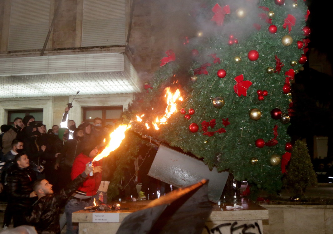  Някои от протестиращите хвърляха камъни и пиратки и подпалиха елхи, част от празничната декорация 