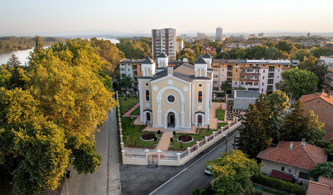Сградата на синагогата, в която се помещава Културният център „Жул Паскин”