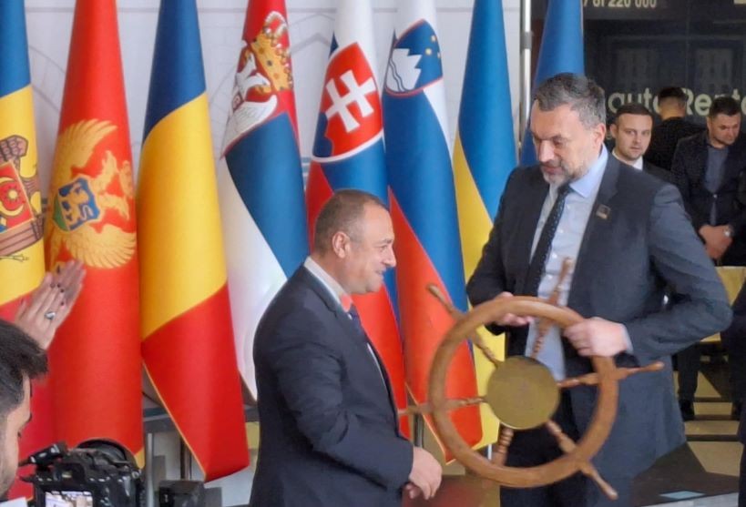 Министърът на регионалното развитие и благоустройството Иван Иванов (вляво) поема руля от Елмедин Ковачевич, министър на външните работи на Босна и Херцеговина, която в момента председателства стратегията