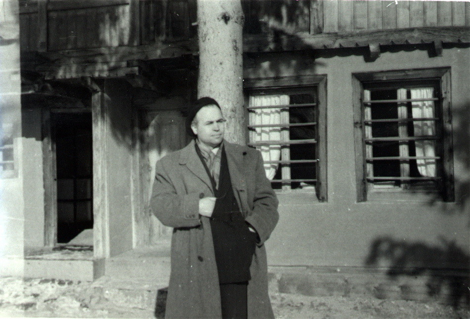Петко Теофилов пред кабинета си в къща-музей Димчо Дебелянов