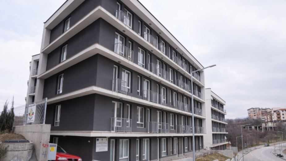 Община Благоевград предостави над сто напълно обзаведени жилища за семейства,