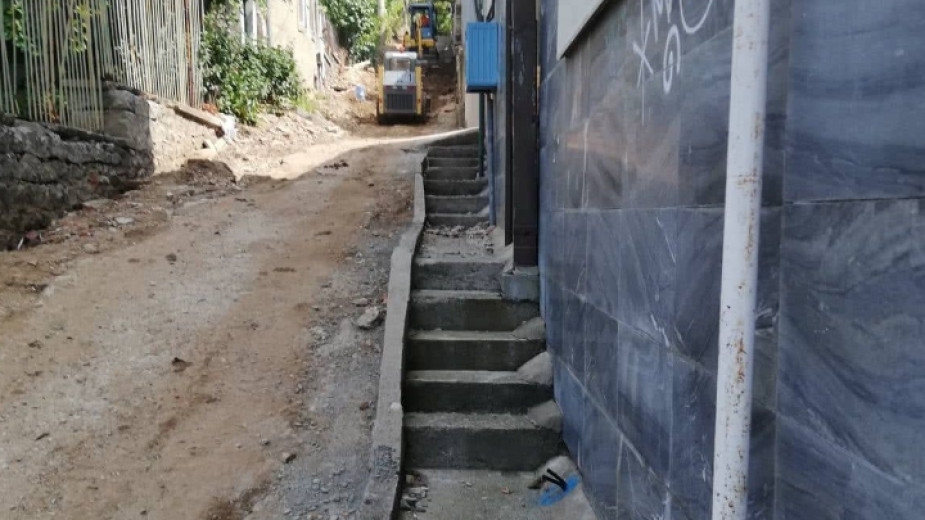 Започват ремонтните дейности по стълбищния подход, който свързва ул. Христо
