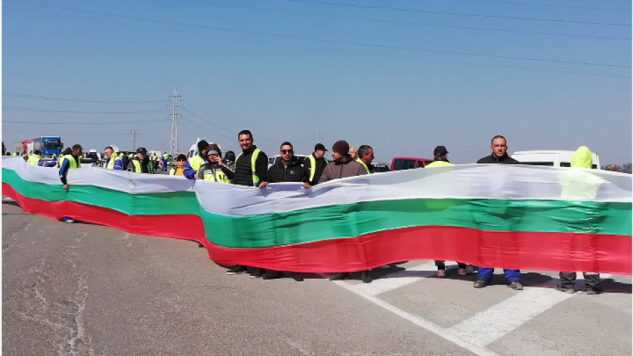 Работници от шуменската пътностроителна фирма Автомагистрали-Черно море“ излизат отново на