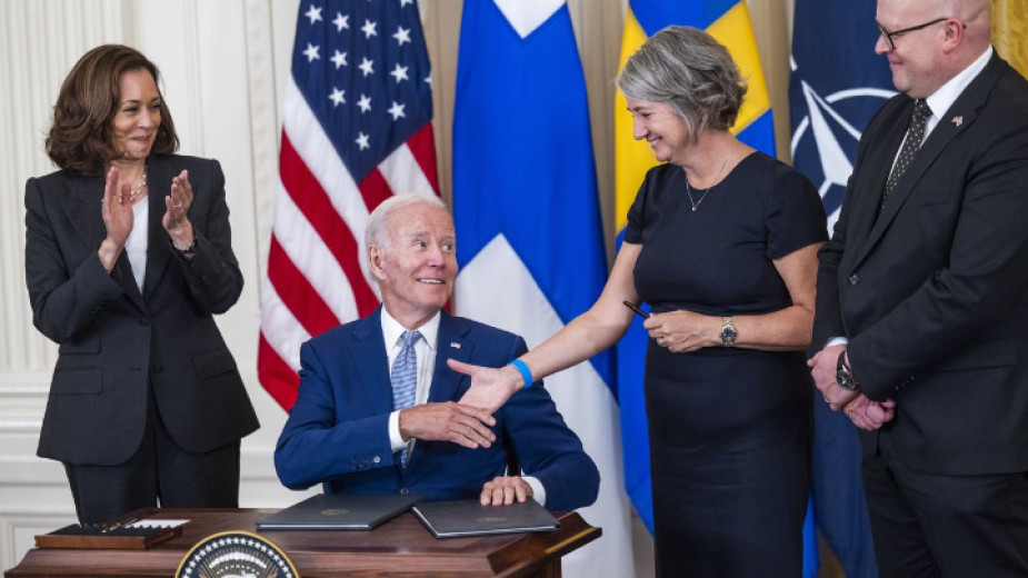 Американският президент Джо Байдън подписа документите за ратификация  на членството