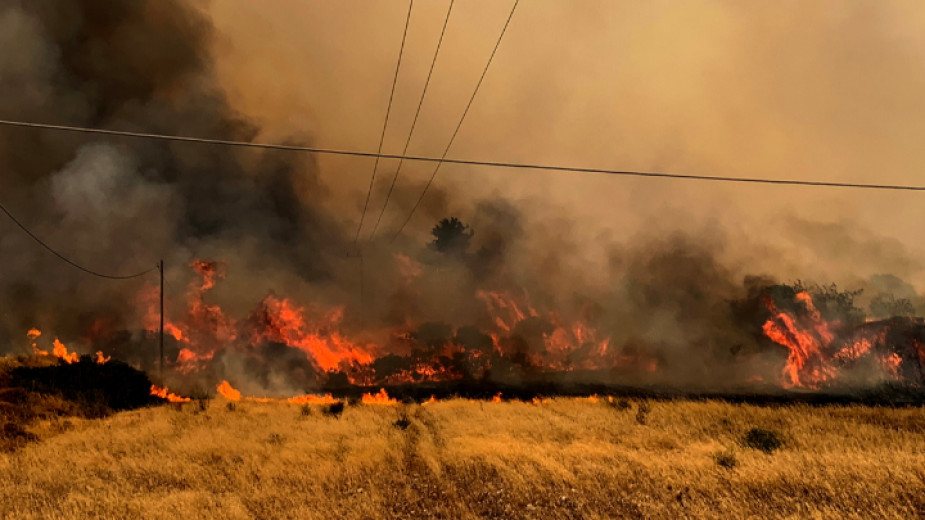 Δεκάδες φωτιές στην Ελλάδα, εκατοντάδες πυροσβέστες δίνουν μάχη με τις φλόγες