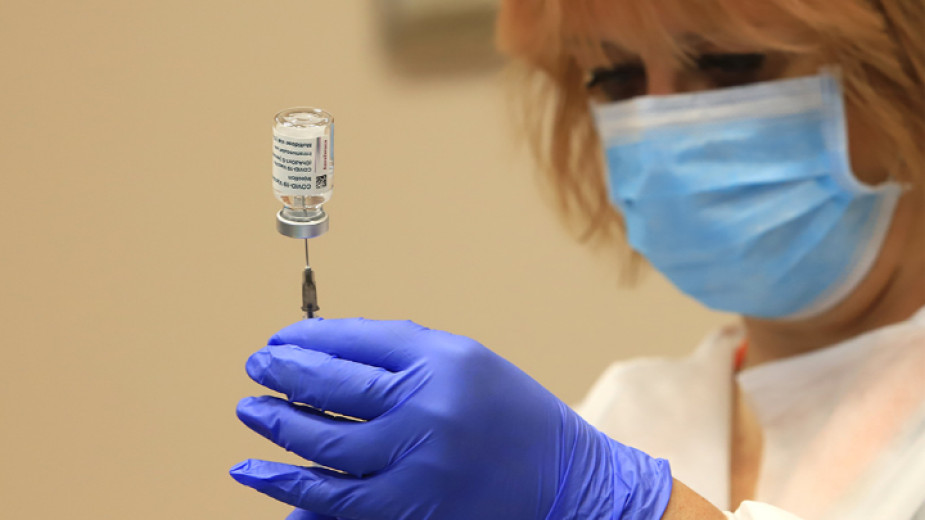 България е една от 17 страни, получили ваксини на АстраЗенека