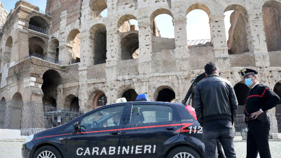 Контролно-пропускателен пункт и карабинери близо до Колизеума в първия ден от срока на червената зона в Рим, 3 април 2021 г.