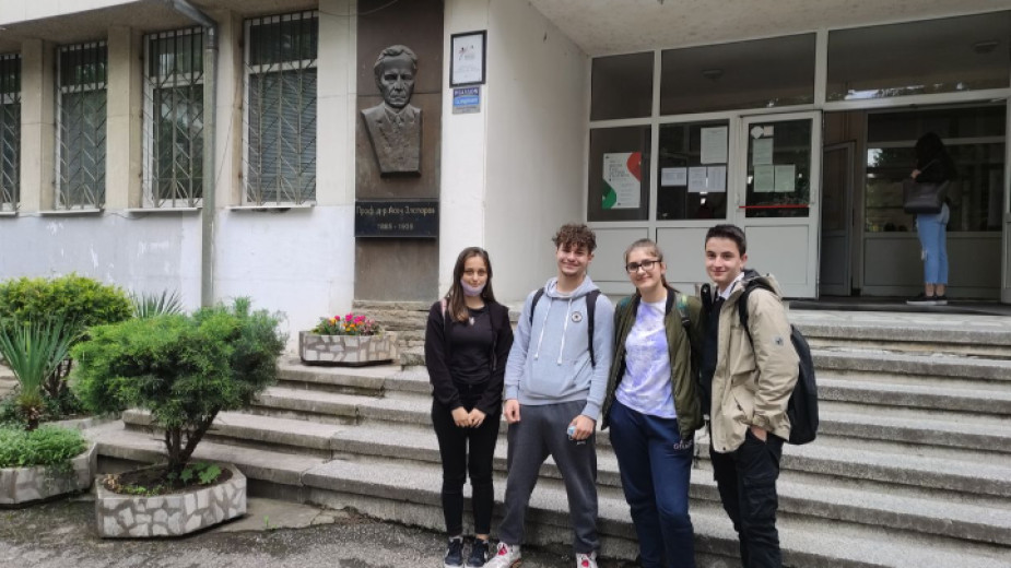 Ученици от езиковата гимназия Професор Асен Златаров“ във Велико Търново