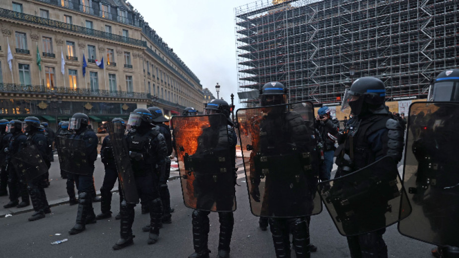 Във Франция 123 служители на полицията и жандармерията са били