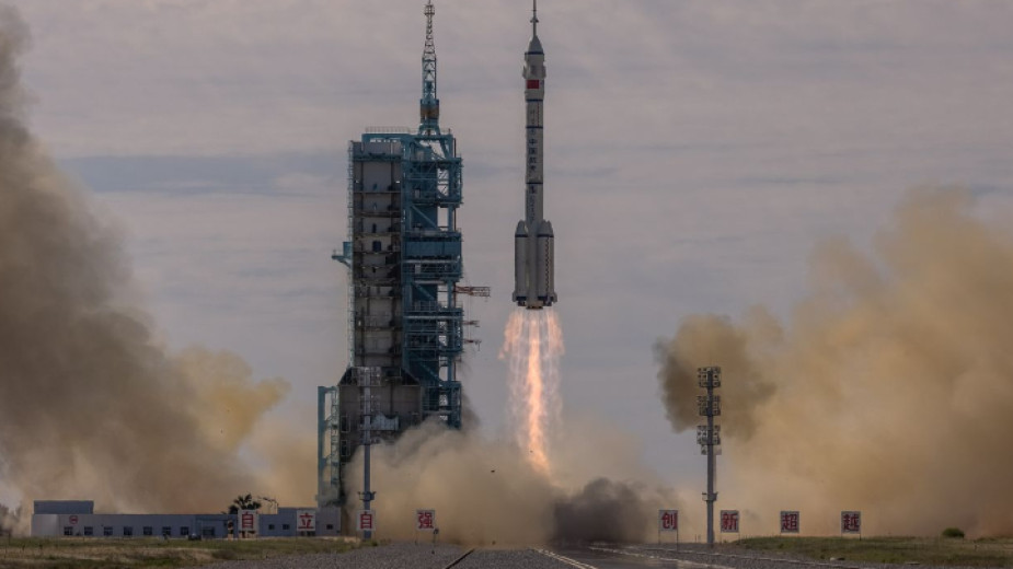 Китай изстреля първия космически кораб с тричленен екипаж до новата
