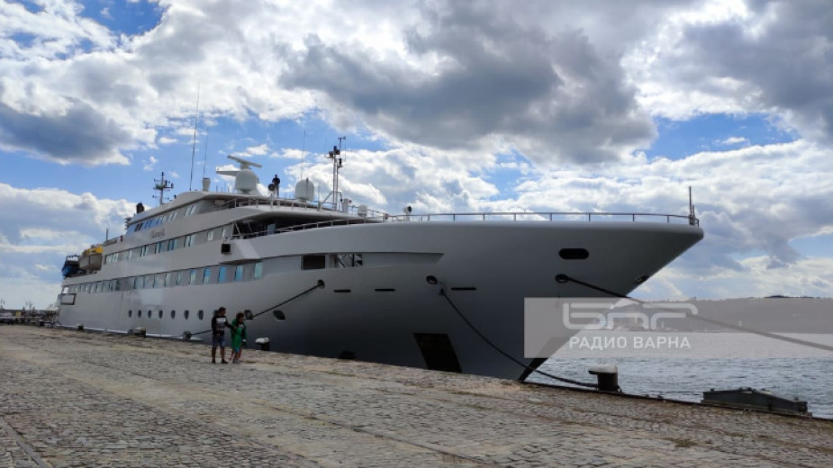 90-метрова яхта акостира във Варна. Плавателният съд, който носи  името