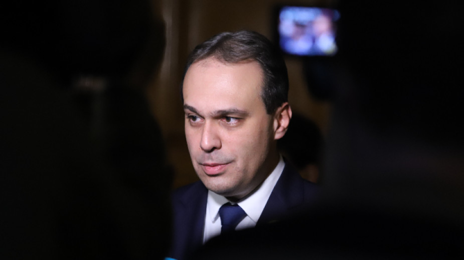 Българска делегация, водена от министъра на отбраната Драгомир Заков, заминава