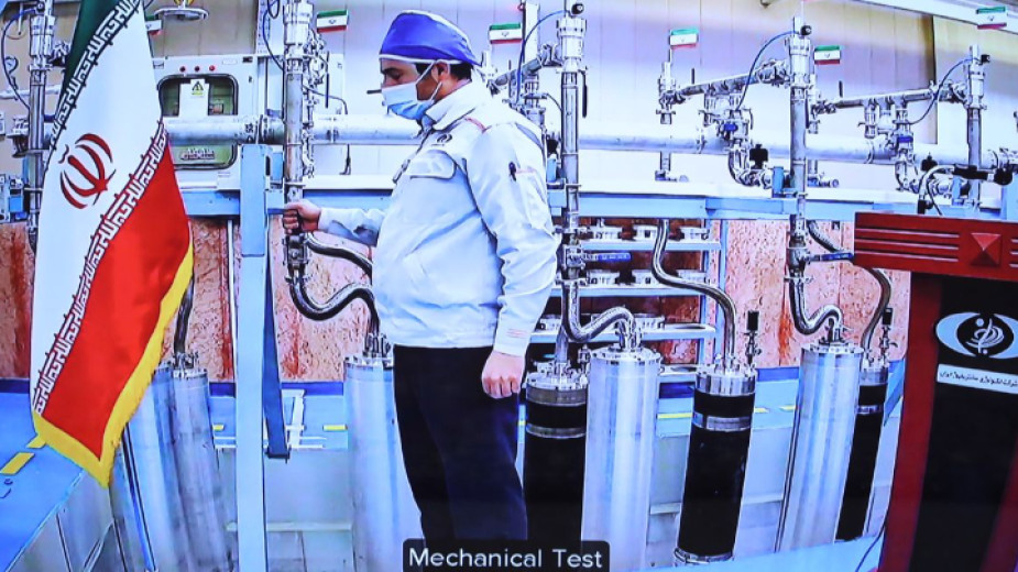 Работник в Натанц по време на видеоконферентна връзка с президента Хасан Рохани при откриването на нови мощности в ядрения обект в събота.