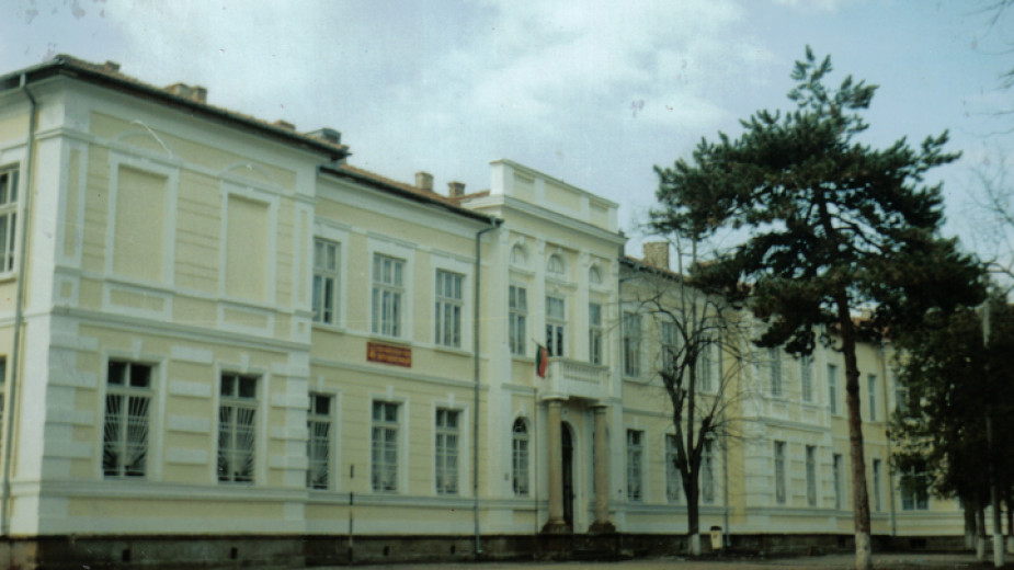 Родители и децата им, които са ученици в двете паралелки