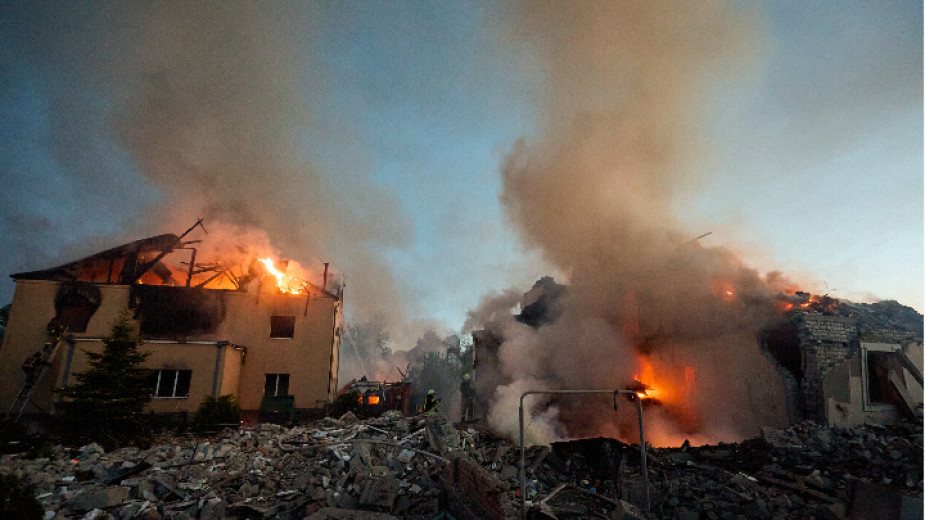 Гасене пожар след нощен  ракетен удар върху частни сгради в Харков, 10 май 2024 г.
