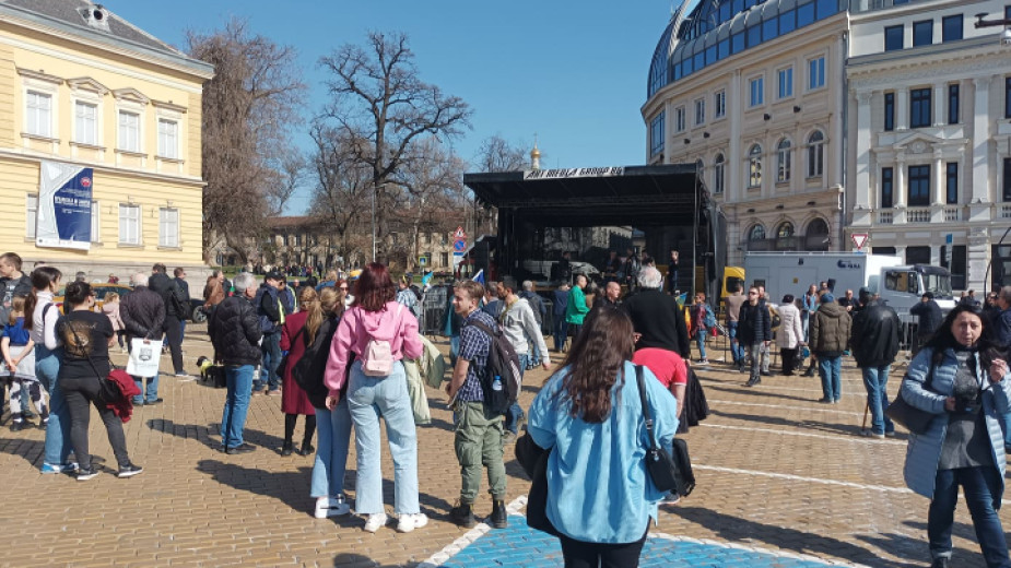 На площад Александър Батенберг в София започна концерт в подкрепа