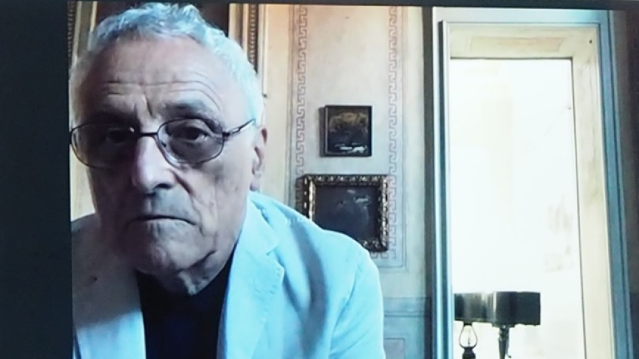 В средите на своите колеги в България Алцек Мишев е