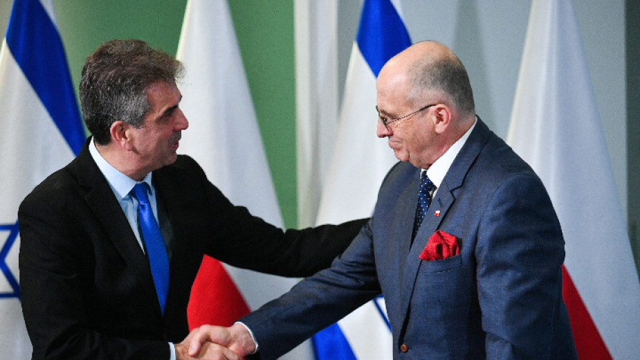 Външните министри на Полша Збигнев Рау (вдясно) и на Израел Ели Коен се ръкуват, след като подписаха споразумение във Варшава, 22 март 2023 г.