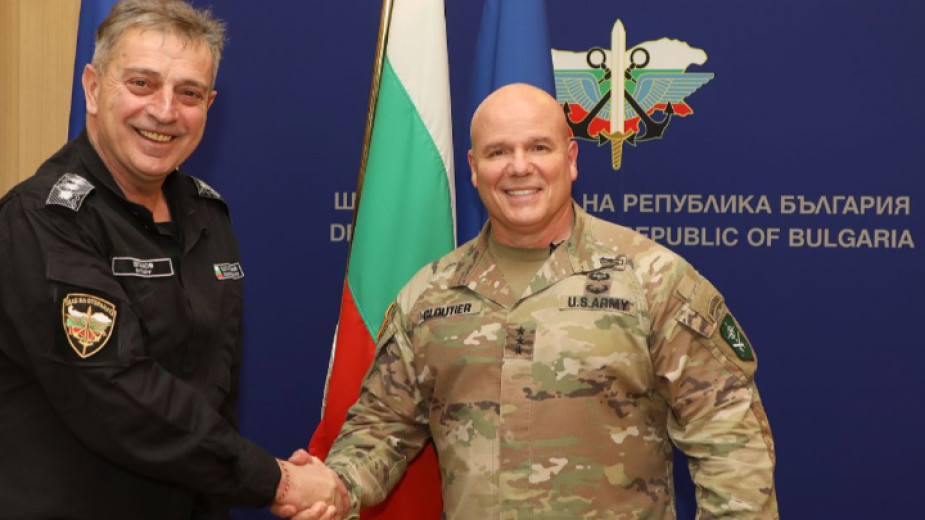 Командирът на Сухопътното командване на НАТО генерал-лейтенант Роджър Клутиер е