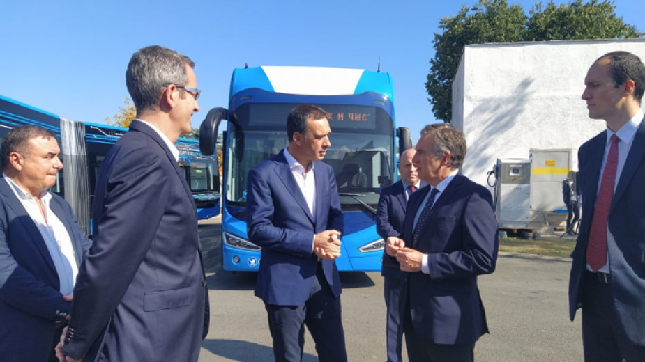 Общо 56 нови автобуса, произведени от испанска фирма, ще заменят
