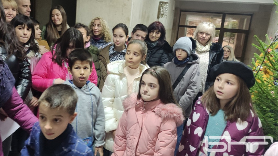 Децата от Ресурсния център в Ловеч и Центъра за специална