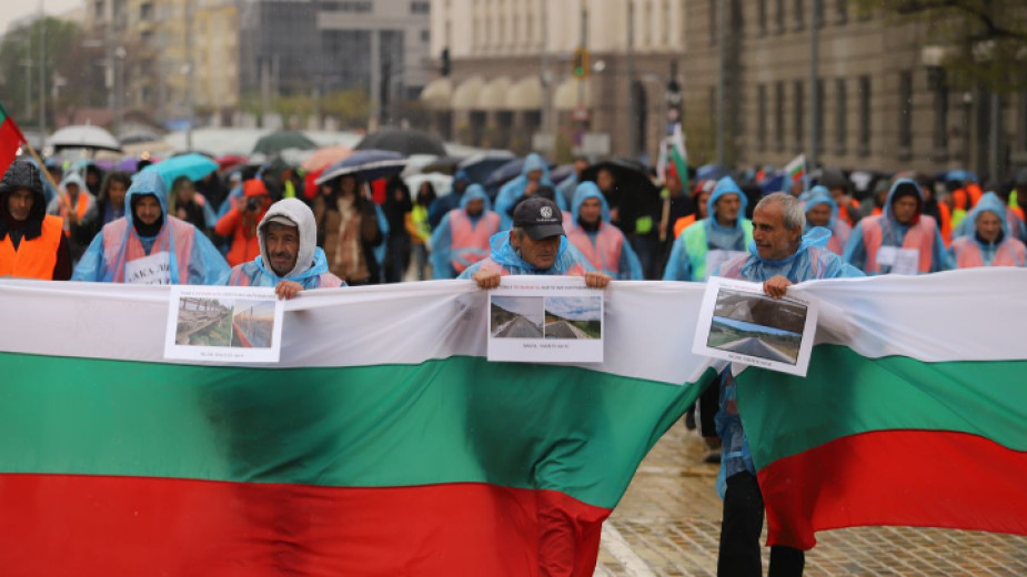 Продължава националният протест на пътните строители пред Народното събрание. Затворено