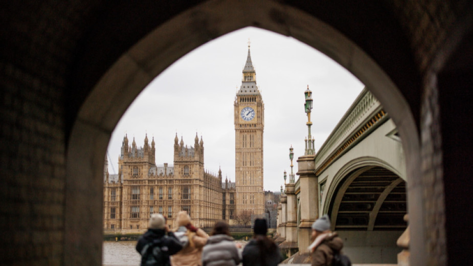 Изглед към сградата на британския парламент.