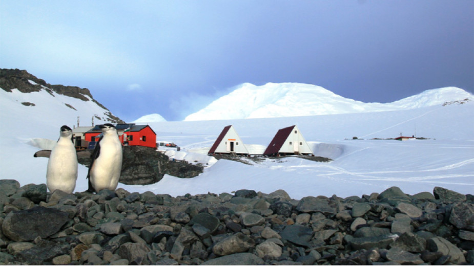 Знамето на Чепеларе вече се вее в Антарктика. Градът ни