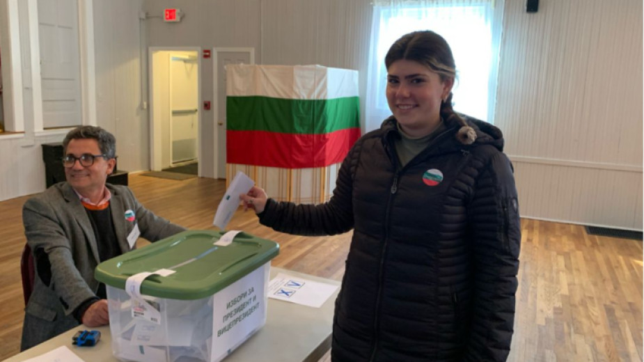  Най-младата избирателка  Анна Дендас в Хоруолк, Кънектикът 